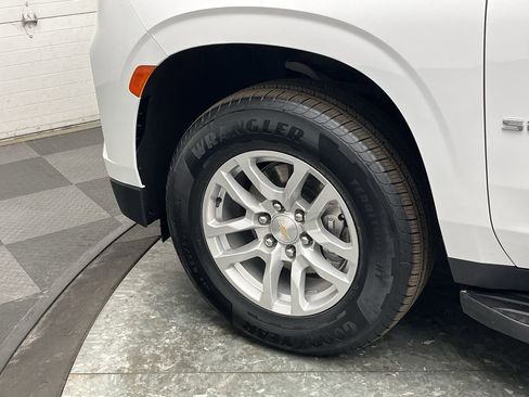 Used 2023 Chevrolet Suburban LT w/ Luxury Package image 36