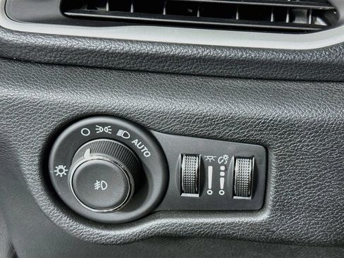 Used 2024 Chrysler Pacifica Limited FWD image 15