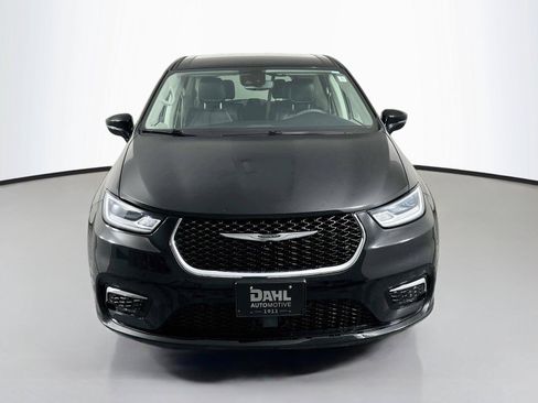 Used 2024 Chrysler Pacifica Touring-L FWD image 3
