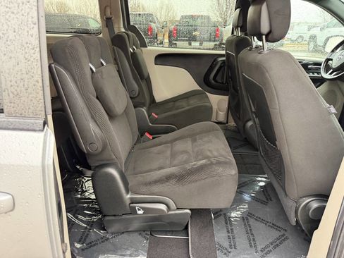 Used 2016 Dodge Grand Caravan SE image 19