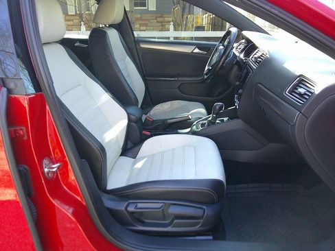 Used 2016 Volkswagen Jetta Sport image 11