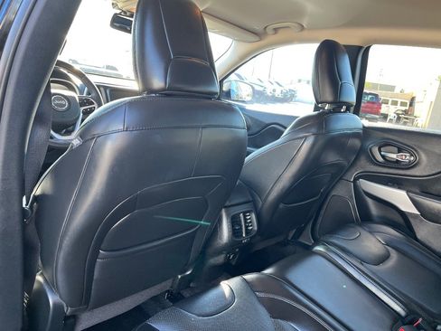 Used 2018 Jeep Cherokee Overland w/ Technology Group image 28