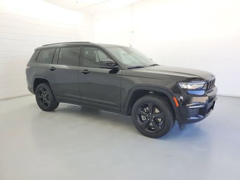 Used 2025 Jeep Grand Cherokee L Limited w/ Black Appearance Package image 4
