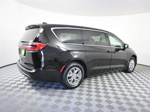 Used 2024 Chrysler Pacifica Touring-L FWD image 6