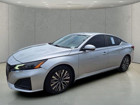 Used 2023 Nissan Altima 2.5 SV w/ SV Premium Package FWD image 9