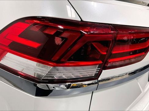 Used 2021 Volkswagen Atlas Cross Sport SE w/ Panoramic Sunroof Package FWD image 31