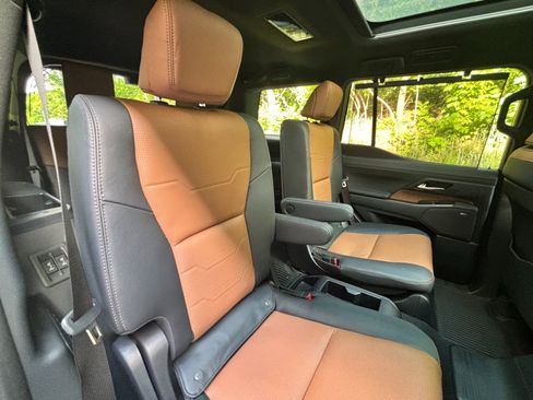 Used 2025 Lexus GX 550 w/ Accessory Package (2T) AWD/4WD image 29