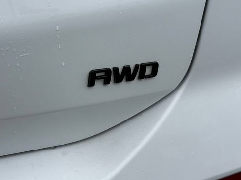 Used 2021 Chevrolet Equinox LS w/ LPO, Blackout Package AWD/4WD image 12