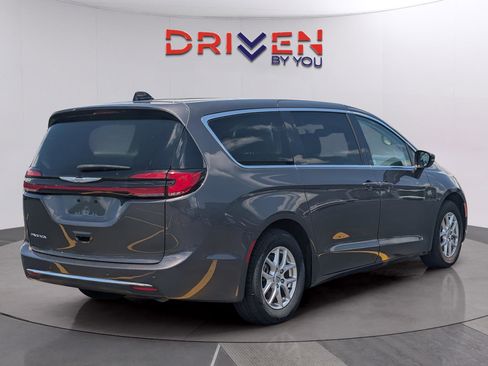 Used 2023 Chrysler Pacifica Touring-L FWD image 5