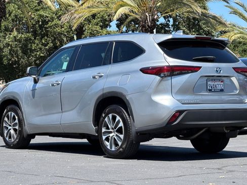 Used 2021 Toyota Highlander XLE AWD/4WD image 5