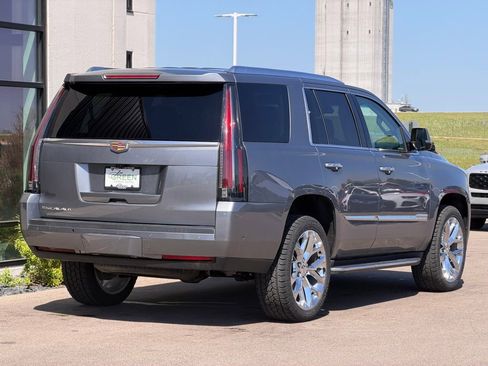 Used 2018 Cadillac Escalade Luxury AWD/4WD image 5