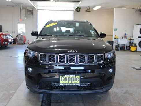 Used 2025 Jeep Compass Latitude AWD/4WD image 2