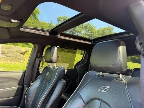 Used 2020 Chrysler Pacifica Limited w/ Advanced Safetytec Group FWD image 11