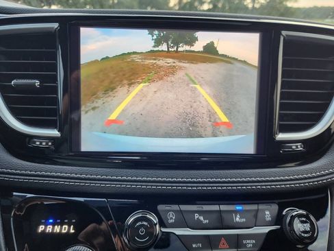 Used 2025 Chrysler Pacifica Limited FWD image 16