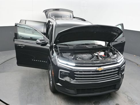 Used 2025 Chevrolet Traverse LT image 39