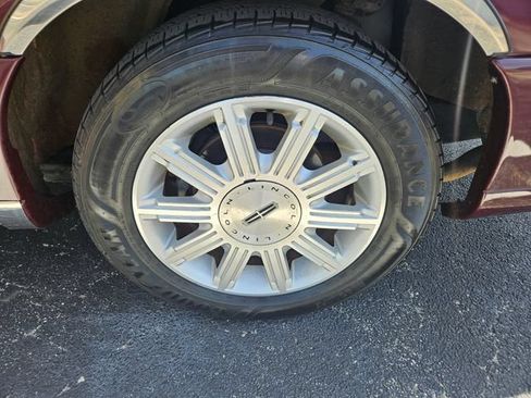 Used 2007 Lincoln Town Car Signature Limited RWD image 4