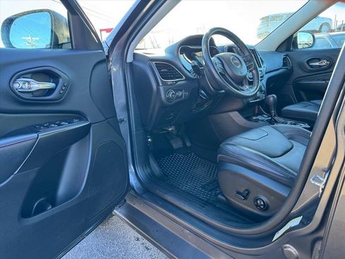 Used 2020 Jeep Cherokee Trailhawk image 11