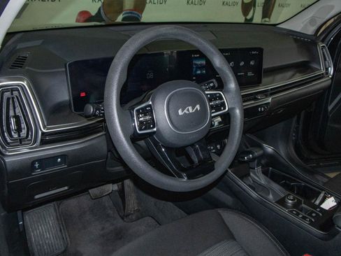 Used 2025 Kia Sorento LX image 5