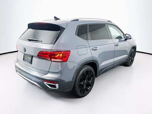 Used 2022 Volkswagen Taos SE w/ Panoramic Sunroof Package FWD image 9