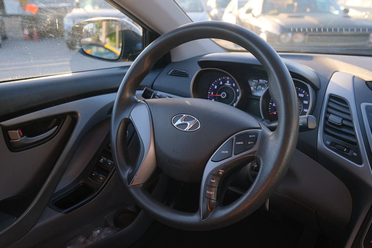 Used 2015 Hyundai Elantra SE FWD image 24