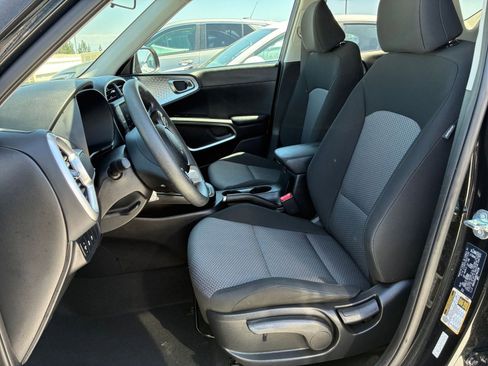 Used 2025 Kia Soul LX w/ LX Technology Package FWD image 24