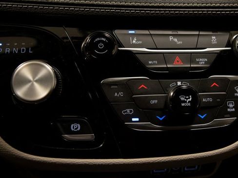 Used 2024 Chrysler Pacifica Select image 21