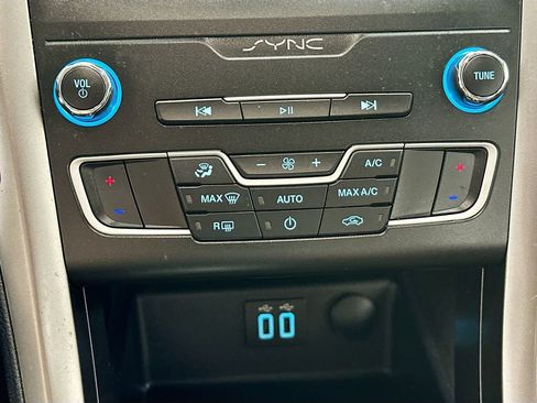 Used 2020 Ford Fusion SE FWD image 17