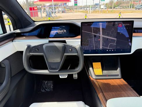 Used 2022 Tesla Model X image 19