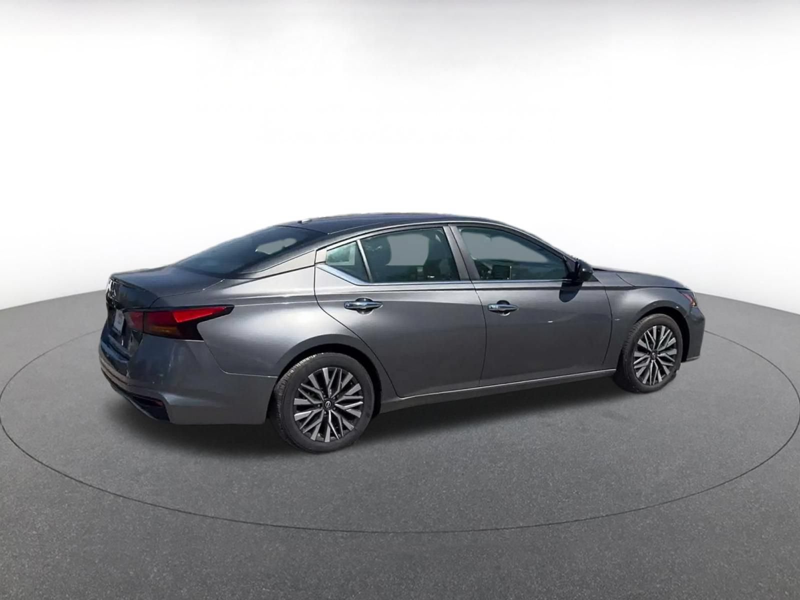 Used 2025 Nissan Altima 2.5 SV FWD image 13