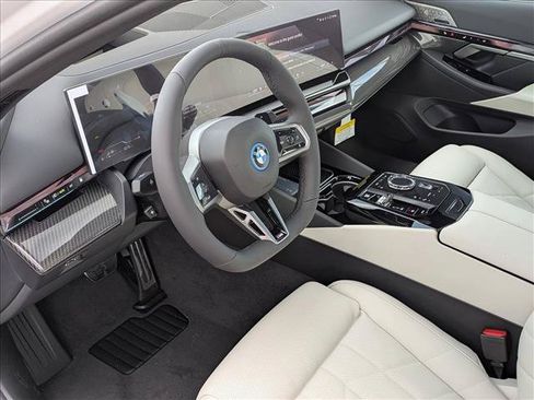 Used 2027 BMW 550e xDrive w/ Executive Package AWD/4WD image 3