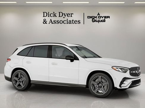 Used 2025 Mercedes-Benz GLC 300 4MATIC image 2