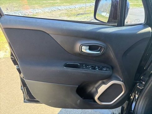 Used 2016 Jeep Renegade Latitude image 16