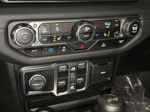 Used 2024 Jeep Wrangler Unlimited Sahara AWD/4WD image 27