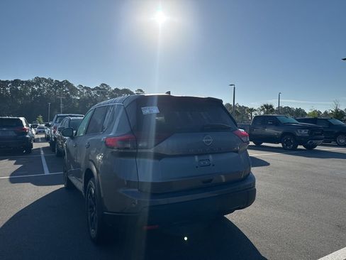 Used 2025 Nissan Rogue SV image 3