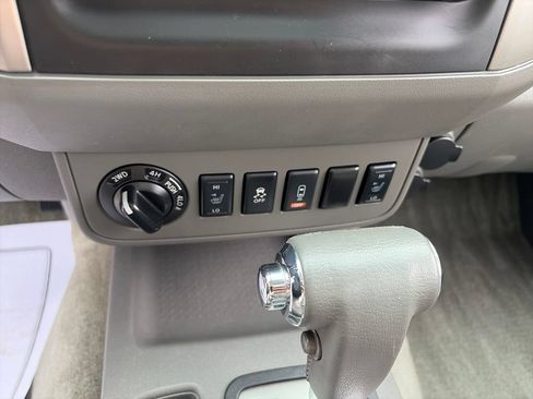 Used 2016 Nissan Frontier SL w/ Moonroof Package AWD/4WD image 24