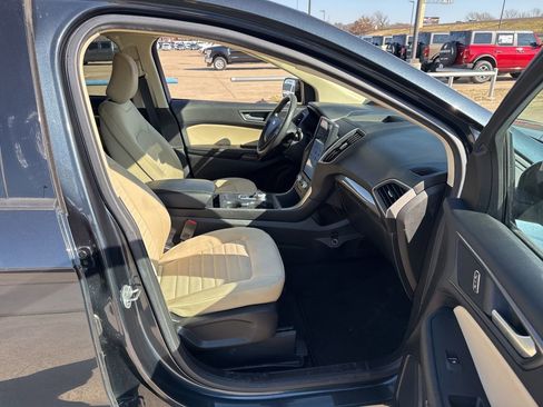 Used 2022 Ford Edge SE w/ Black Appearance Package image 13