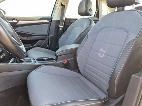 Used 2025 Volkswagen Jetta SE FWD image 23