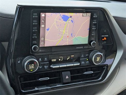 Used 2020 Toyota Highlander XLE image 30