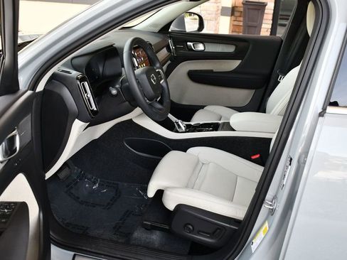 Used 2025 Volvo XC40 B5 Ultra image 40