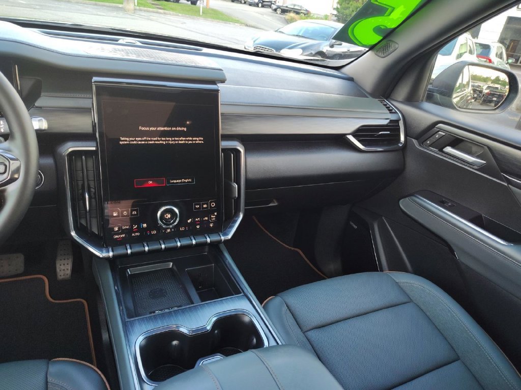 Used 2025 GMC Acadia AT4 w/ Luxury Package AWD/4WD image 8