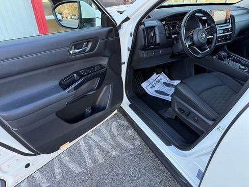 Used 2022 Nissan Pathfinder SV image 15