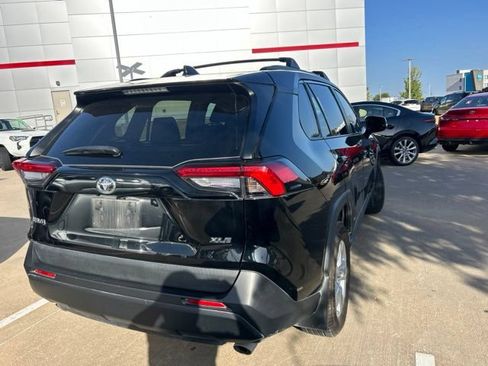 Used 2021 Toyota RAV4 XLE FWD image 3