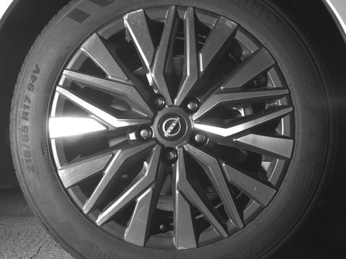 Used 2025 Nissan Altima 2.5 SV FWD image 13
