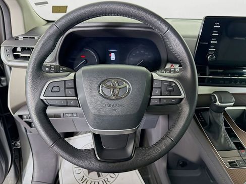 Used 2024 Toyota Sienna XLE FWD image 13