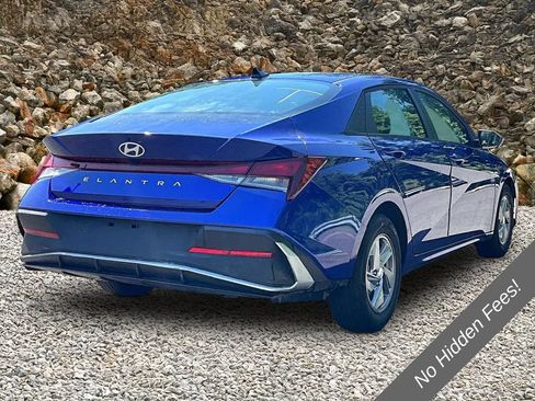 Used 2025 Hyundai Elantra SE FWD image 2