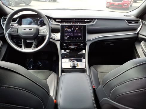 Used 2025 Jeep Grand Cherokee L Laredo image 12