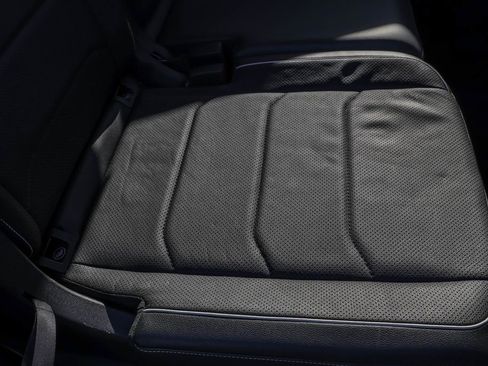 Certified 2022 Volkswagen Tiguan SEL R-Line image 32