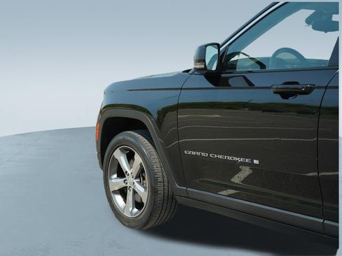 Used 2022 Jeep Grand Cherokee L Limited AWD/4WD image 39