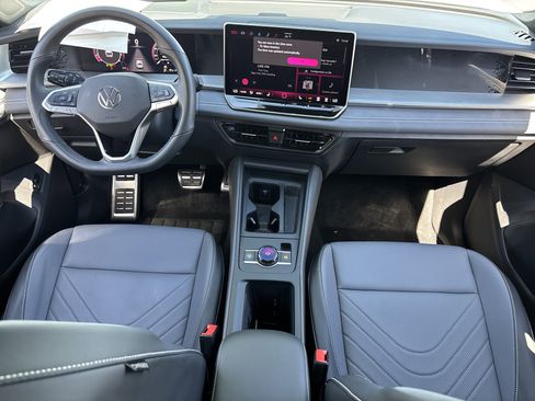 Certified 2025 Volkswagen Tiguan SE R-Line AWD/4WD image 13