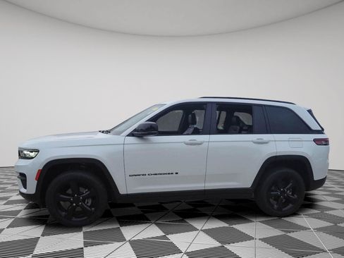 Used 2023 Jeep Grand Cherokee Altitude AWD/4WD image 4